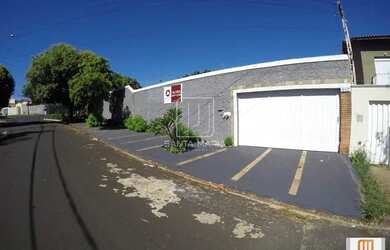 Imagem: A casa possui 4 Dormitórios, 5 Banheiros, 4 Vagas na garagem