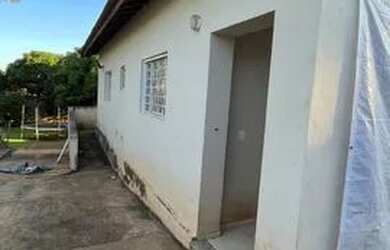 Imagem: A casa possui 2 Dormitórios, 1 Banheiro, 4 Vagas na garagem