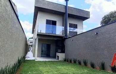 Imagem: A casa possui 3 Dormitórios, 3 Banheiros, 2 Vagas na garagem