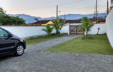 Imagem: A casa possui 2 Dormitórios, 3 Vagas na garagem e está localizado