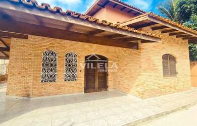 Imagem: A casa possui 4 Dormitórios, 2 Banheiros, 4 Vagas na garagem