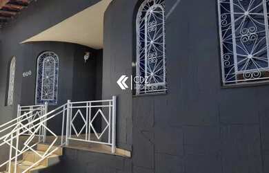 Imagem: A casa possui 4 Dormitórios, 3 Banheiros, 2 Vagas na garagem