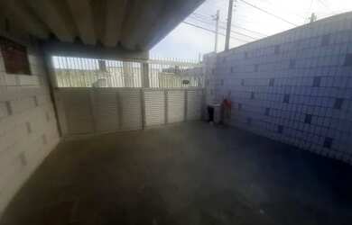 Imagem: A casa possui 2 Dormitórios, 2 Banheiros, 2 Vagas na garagem