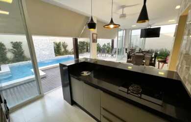 Imagem: A casa em condomínio possui 4 Dormitórios, 5 Banheiros, 4