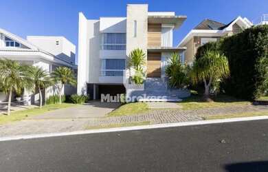 Imagem: A casa em condomínio possui 4 Dormitórios, 4 Banheiros, 4