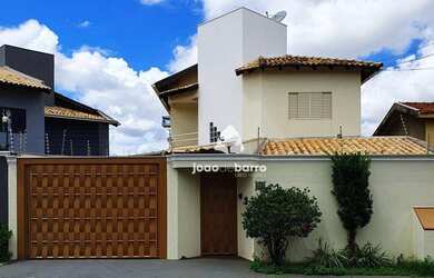 Imagem: A casa possui 3 Dormitórios, 5 Banheiros, 4 Vagas na garagem