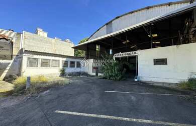 Imagem: O depósito possui 5 Vagas na garagem, 700m² de Área e está