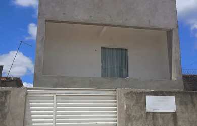 Imagem: A casa possui 4 Dormitórios, 3 Banheiros, 2 Vagas na garagem