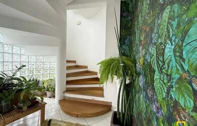 Imagem: A casa possui 5 Dormitórios, 5 Banheiros, 4 Vagas na garagem