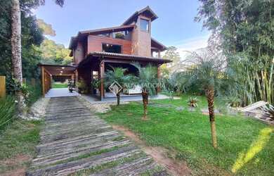 Imagem: A casa possui 3 Dormitórios, 4 Banheiros, 360m² de Área