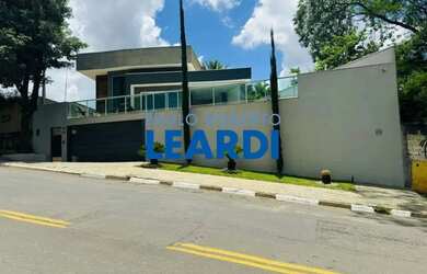 Imagem: A casa possui 3 Dormitórios, 4 Banheiros, 2 Vagas na garagem