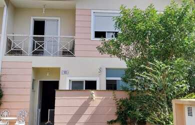 Imagem: A casa em condomínio possui 3 Dormitórios, 3 Banheiros, 2