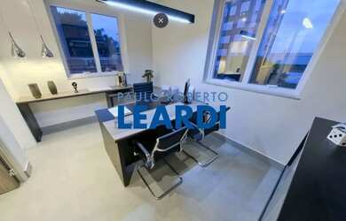 Imagem: O depósito possui 1 Vaga na garagem, 43m² de Área e está