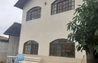 Imagem: A casa possui 4 Dormitórios, 3 Banheiros, 5 Vagas na garagem