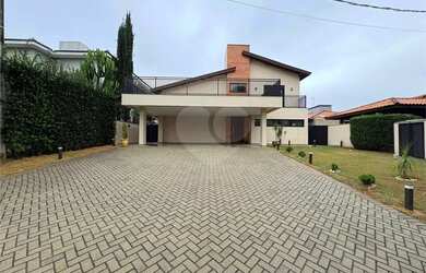 Imagem: A casa em condomínio possui 2 Dormitórios, 3 Banheiros, 4