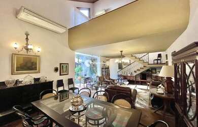 Imagem: A casa possui 4 Dormitórios, 4 Banheiros, 2 Vagas na garagem