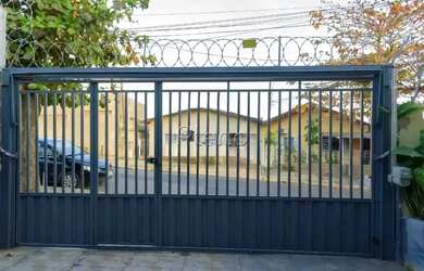 Imagem: A casa possui 3 Dormitórios, 4 Banheiros, 4 Vagas na garagem