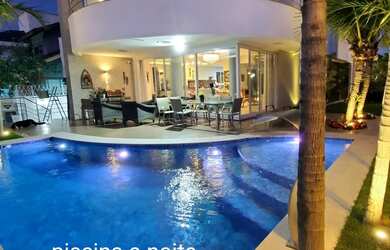 Imagem: A casa possui 4 Dormitórios, 5 Banheiros, 4 Vagas na garagem