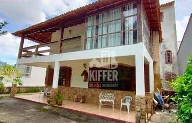 Imagem: A casa possui 3 Dormitórios, 4 Banheiros, 3 Vagas na garagem