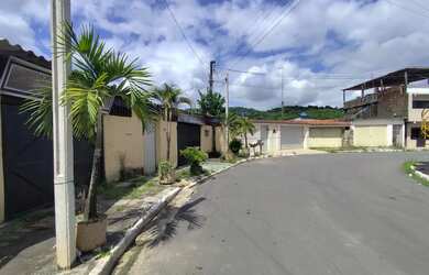 Imagem: A casa possui 4 Dormitórios, 2 Banheiros, 4 Vagas na garagem