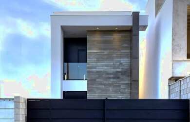 Imagem: A casa possui 3 Dormitórios, 2 Banheiros, 2 Vagas na garagem