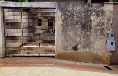 Imagem: A casa possui 2 Dormitórios, 1 Banheiro, 2 Vagas na garagem