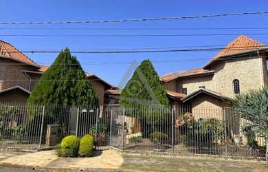 Imagem: A casa possui 3 Dormitórios, 4 Banheiros, 5 Vagas na garagem