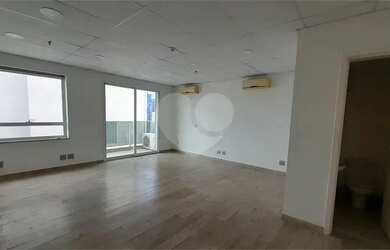 Imagem: O depósito possui 1 Vaga na garagem, 41m² de Área e está