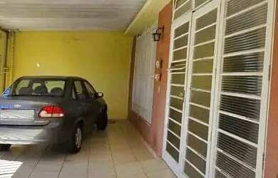 Imagem: A casa possui 4 Dormitórios, 3 Banheiros, 2 Vagas na garagem