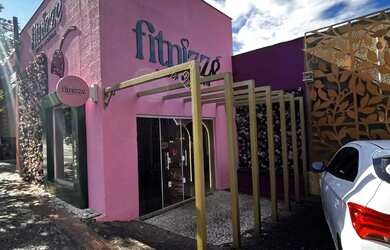 Imagem: O depósito e está localizado em Bela Suiça, Londrina à venda