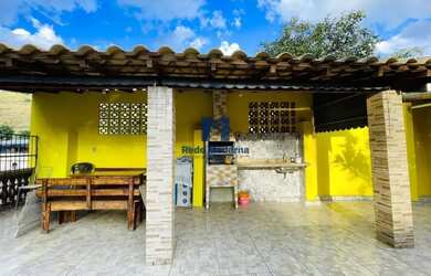 Imagem: A casa possui 2 Dormitórios, 2 Banheiros, 2 Vagas na garagem