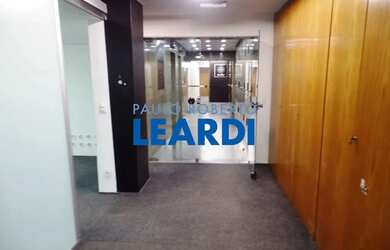 Imagem: O depósito possui 3 Vagas na garagem, 528m² de Área e está