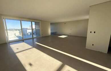 Imagem: A casa possui 3 Dormitórios, 4 Banheiros, 5 Vagas na garagem