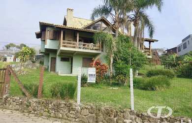 Imagem: A casa possui 5 Dormitórios, 5 Banheiros, 4 Vagas na garagem