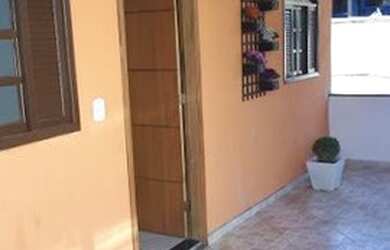 Imagem: A casa possui 2 Dormitórios e está localizado em Centro, Leopoldina