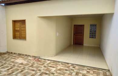 Imagem: A casa possui 3 Dormitórios, 2 Banheiros, 2 Vagas na garagem