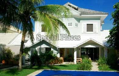 Imagem: A casa em condomínio possui 4 Dormitórios, 5 Banheiros e 420m²