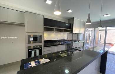 Imagem: A casa em condomínio possui 4 Dormitórios, 5 Banheiros, 2