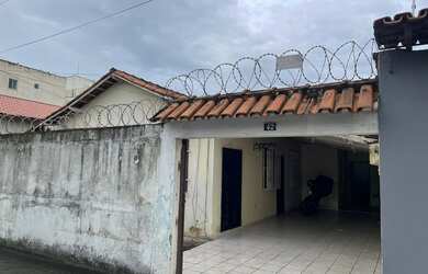 Imagem: A casa possui 3 Dormitórios, 2 Banheiros, 360m² de Área e