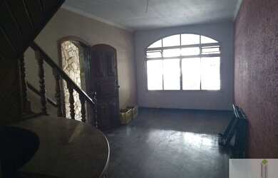 Imagem: A casa possui 3 Dormitórios, 4 Banheiros, 2 Vagas na garagem