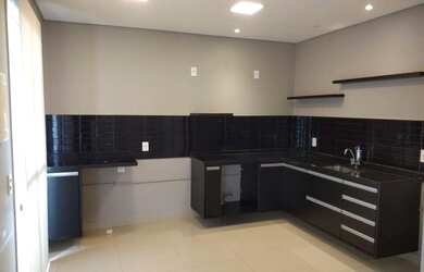 Imagem: A casa possui 2 Dormitórios, 2 Banheiros, 2 Vagas na garagem