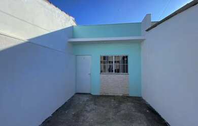 Imagem: A casa possui 2 Dormitórios, 1 Banheiro, 1 Vaga na garagem