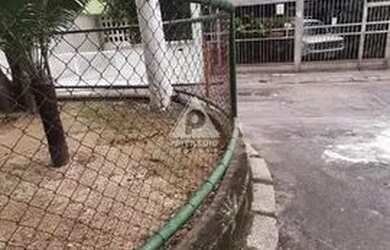 Imagem: A casa possui 4 Dormitórios, 2 Banheiros, 2 Vagas na garagem