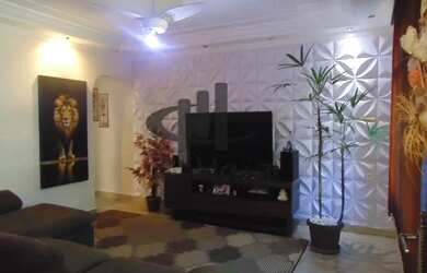 Imagem: A casa possui 4 Dormitórios, 2 Banheiros, 4 Vagas na garagem