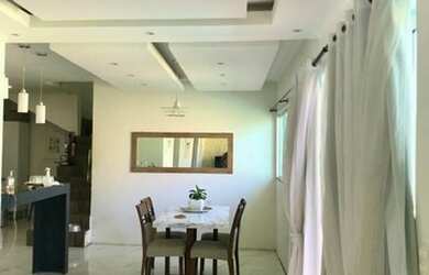 Imagem: A casa possui 3 Dormitórios, 1 Banheiro, 2 Vagas na garagem