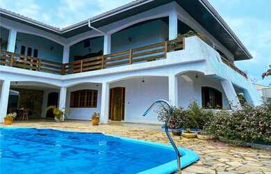 Imagem: A casa possui 4 Dormitórios, 4 Banheiros, 550m² de Área e