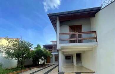 Imagem: A casa possui 3 Dormitórios, 4 Banheiros, 4 Vagas na garagem