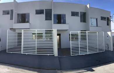 Imagem: A casa possui 3 Dormitórios, 3 Banheiros, 2 Vagas na garagem