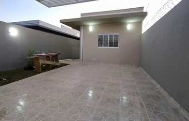 Imagem: A casa possui 2 Dormitórios, 2 Banheiros, 2 Vagas na garagem