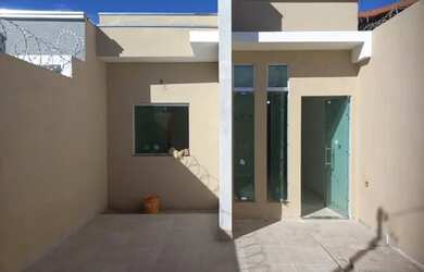 Imagem: A casa possui 3 Dormitórios, 1 Banheiro, 2 Vagas na garagem